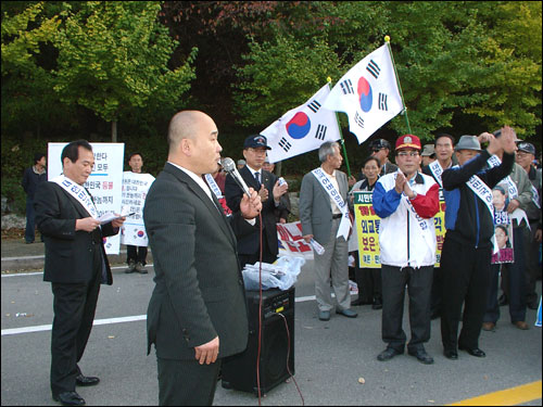 오천도 애국국민운동대연합 대표 국정원 정문앞에서 기자회견하고 있다. 